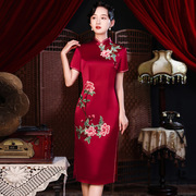 醋酸缎刺绣短款高贵旗袍 老上海红色丈母娘新娘妈妈中长显高礼服