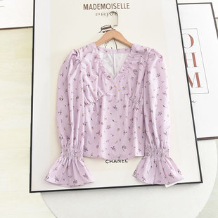 诗系の2024春季时尚v领温柔气质褶皱，小清新泡泡袖袖紫色碎花衬衫