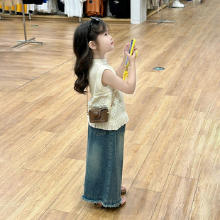 女童韩版镂空流苏针织马甲，2024春夏季儿童，背心毛边牛仔裤套装