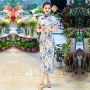 青花瓷旗袍长款妈妈走秀表演出服，传统新中式年轻款，日常可穿中国风