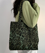 绿色豹纹帆布包包2024春夏女小众设计通勤上班文艺单肩手提袋