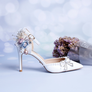 森系新娘鞋珍珠花朵简约细跟女凉鞋白色一字扣腕带中空尖头高跟鞋