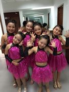 六一小班儿童演出服装女童蓬蓬裙幼儿园爵士舞蹈服亮片玫红表演服