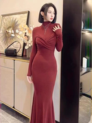 法式复古高领显瘦修身包臀裙红色连衣裙，高腰长裙2024年秋冬季