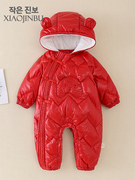 婴儿羽绒服连体衣冬季宝宝红色喜庆白鸭绒衣服冬装加厚外出抱衣潮