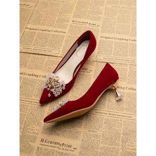 大码女鞋41一43红色，婚鞋尖头细跟绒面加宽加肥水晶中式秀禾高跟p