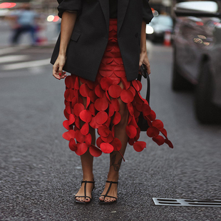 设计感不规则圆片流苏红色半身裙，法式气质高腰镂空修身包臀一步裙