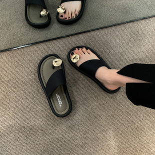拖鞋女2024夏季外穿绝美高级感法式夹趾黑色，沙滩百搭厚底凉鞋