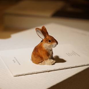 坐姿小兔子手工木雕小摆件胡萝卜可爱木质雕刻治愈卡通书桌装饰品