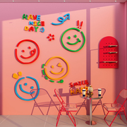 网红奶茶店打卡拍照区背景，墙面装饰布置甜品店，墙壁创意笑脸贴纸画