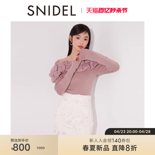 snidel2024春夏优雅甜美一字领露肩，荷叶边针织衫swnt241158