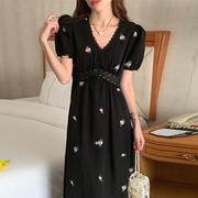韩国chic夏季复古气质v领刺绣，花朵拼接蕾丝收腰泡泡袖连衣裙长裙