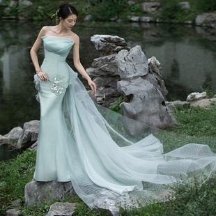 影楼主题服装新中式园林风外景摄影情侣，拍照写真礼服绿色鱼尾婚纱