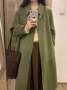 今年流行漂亮斗篷大衣韩剧女主穿搭赫本风绿色，毛呢外套长款女秋冬