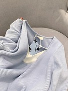 蓝色假两件v领拼接撞色针织衫，毛衣女(毛衣女，)秋冬设计感慵懒百搭套头上衣