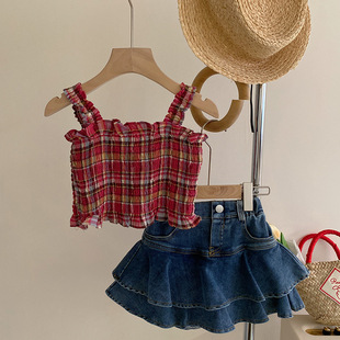 韩版童装2023夏季女童红色格子吊带背心时髦洋气牛仔短裙套装