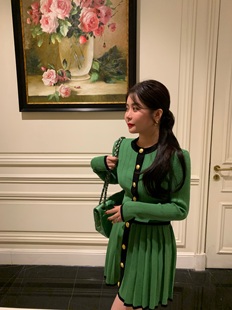 姜安妮_巴迩曼撞色针织外套+百褶半身裙套装2024年