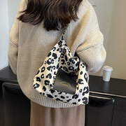 秋季流行豹纹小包包女2023大容量时尚简约洋气腋下单肩手提包
