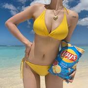 海边度假挂脖比基尼小胸聚拢性感套装黄色分体泳衣女款三点式泳装