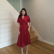 红色v领连衣裙2023夏中长款，气质赫本风复古高端显瘦高腰裙子