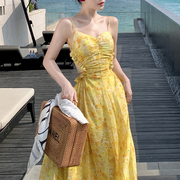 柠檬黄碎花吊带连衣裙法式浪漫露背长裙小众设计感木耳边沙滩裙女