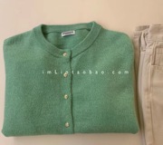 imlin:韩代秋季新好看(新好看)的水绿色圆领，金扣长袖针织羊毛开衫