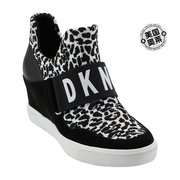 dknyCosmos 女式麂皮豹纹坡跟运动鞋 - 豹纹针织白色/黑色 美国
