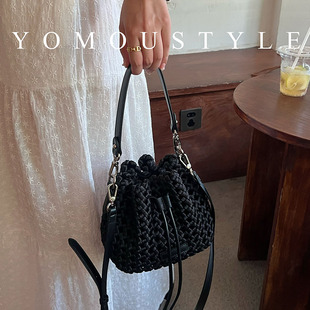 YOMOU暗黑小众复古手工编织尼龙水桶包镂空抽绳手机包手拿斜挎包