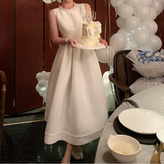 越南小众赫本风珍珠领连衣裙法式收腰设计感白色气质无袖长裙礼服