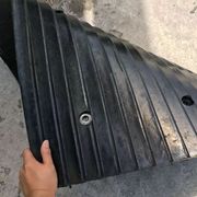橡胶减噪板 地下车库坡道防滑板减震缓冲带斜坡垫 黄黑橡胶减速带