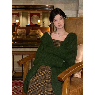 范智乔绿色v领长款针织大开衫女秋冬独特别致上衣高级感毛衣外套