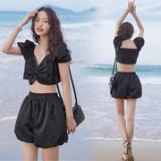 黑色蝴蝶结泡泡袖性感，露腰短袖上衣，+度假海边沙滩裤阔腿短裤套装