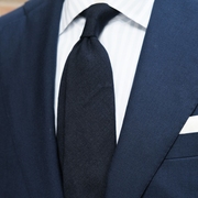 illupo藏蓝色纯色，男士手工卷边半内衬三褶意式羊毛领带