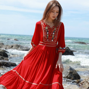 红色连衣裙民族风刺绣复古抽绳收腰沙滩裙，云南三亚旅游度假大摆裙