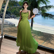 嫩芽绿色显白缎面挂脖吊带连衣裙，女法式露背长裙度假沙滩裙子礼服