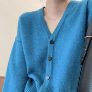 今年流行孔雀蓝v领针织，开衫女2023秋冬季设计感毛衣外套