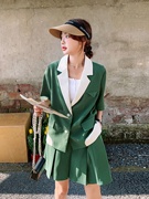 绿色薄款短袖小西装套装女夏季2023时尚，炸街百褶半身裙两件套