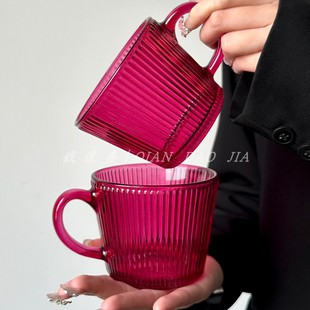 玫红色带把手玻璃杯高颜值家用饮料，水杯咖啡杯大口，畅饮果汁竖纹杯