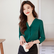绿色中袖衬衫女夏季设计感雪纺V领上衣小个子高级感时尚职业衬衣