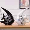 轻奢家居装饰品客厅装饰摆件创意礼物陶瓷现代黑白情侣对吻鱼