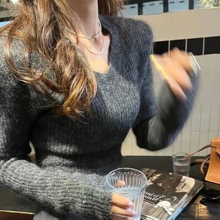 欧洲站灰色针织毛衣女加厚2023年冬季辣妹修身短款V领上衣潮