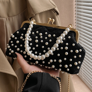 超火珍珠链手提包包，女2024小众设计链条斜挎包网红手拿夹扣包