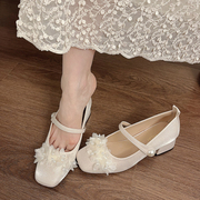 珍珠花朵玛丽珍婚鞋2024中高跟复古一字带，小香风新中式粗跟鞋