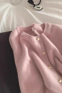 粉色针织开衫女春秋季温，柔风浣熊绒，高级感短款毛衣外套小个子上衣