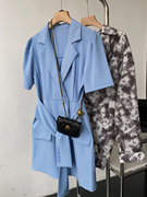 蓝色短袖百搭西装领连衣裙单排扣简洁流行中裙时尚休闲洋气C》22c