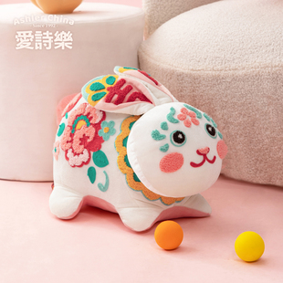 爱诗乐兔子玩偶公仔刺绣情侣抱枕创意新中式礼物可爱沙发布艺摆件