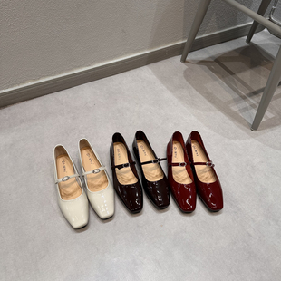 女鞋2024年韩版时尚，水钻一字搭扣漆皮，方头浅口低跟单鞋红色