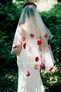 2023新娘主婚纱中长款双层玫红色花朵，头纱高级感头饰拍照样片