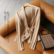 洋气风情 气质优雅 侧边一粒扣叠片设计 纯色V领羊毛针织衫女显瘦