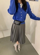 韩国气质学院风显瘦高级显白宝蓝羊毛针织开衫配灰色百褶半裙